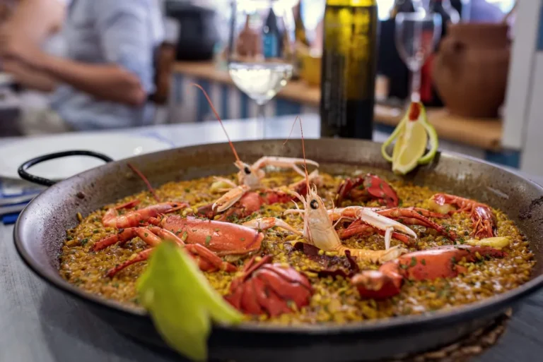 Paella de bogavante y alcachofas
